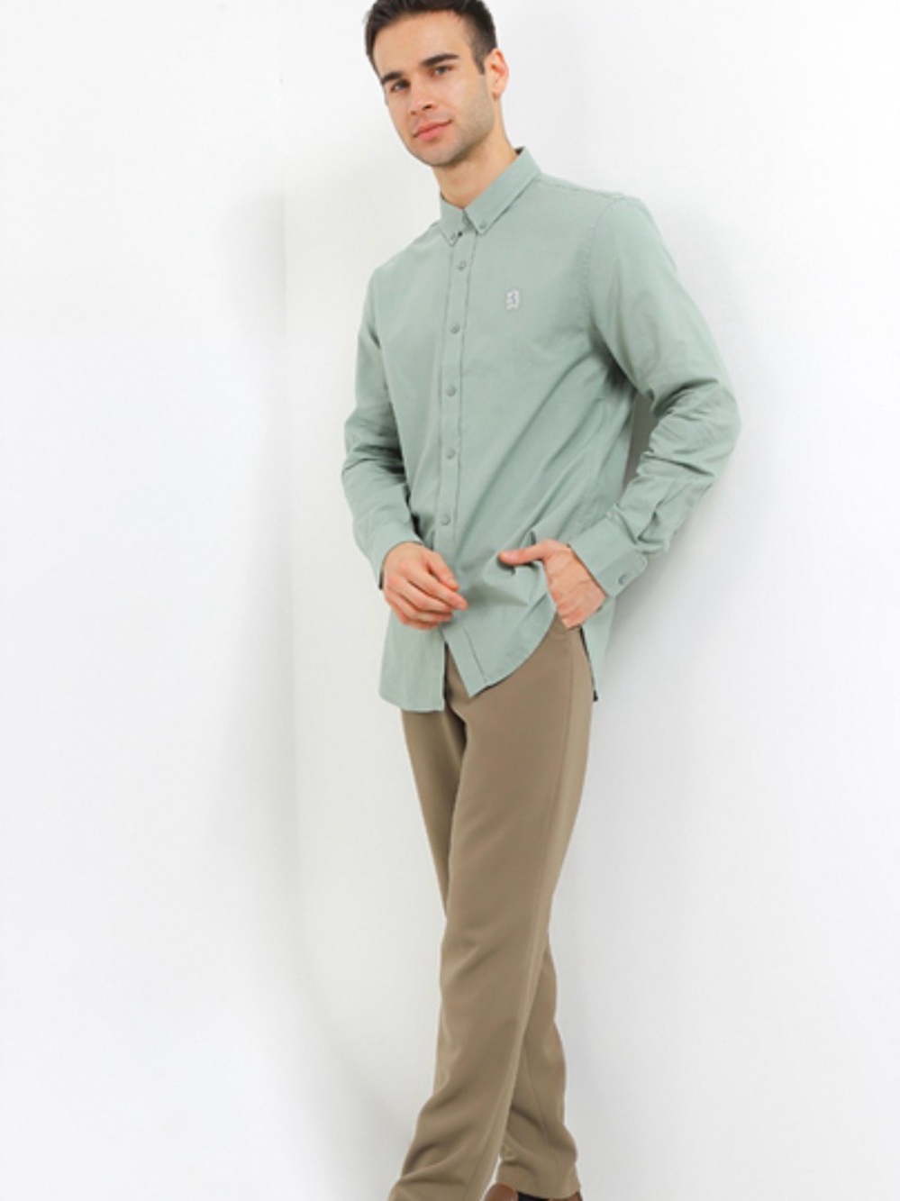 Long-sleeve shirt with lion embroidery detail for a smart casual look size XL